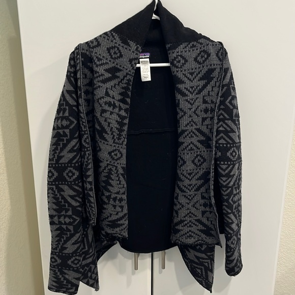 ✨Patagonia ✨ Cozy women’s open sweater with geometric Aztec pattern ✨ 💯% WooL - Picture 1 of 3